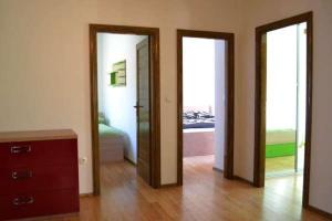Postel nebo postele na pokoji v ubytování Deluxe Port View Apartment