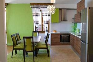 Kuchyň nebo kuchyňský kout v ubytování Deluxe Port View Apartment