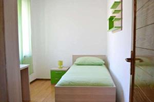 Postel nebo postele na pokoji v ubytování Deluxe Port View Apartment