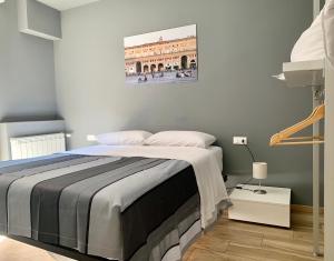 A bed or beds in a room at Appartamento in centro storico - via Mascarella - Università