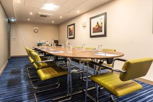 אזור העסקים ו/או חדר הישיבות ב-Holiday Inn Express Edinburgh Airport, an IHG Hotel