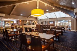 Restaurace v ubytování Holiday Inn Express Edinburgh Airport by IHG