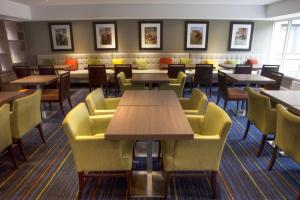 Posezení v ubytování Holiday Inn Express Edinburgh Airport by IHG + 37 fotografií