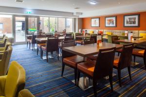 Posezení v ubytování Holiday Inn Express Edinburgh Airport by IHG