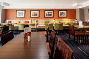 Posezení v ubytování Holiday Inn Express Edinburgh Airport by IHG