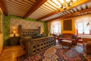 ein Schlafzimmer mit einem großen Holzbett in einem Zimmer in der Unterkunft Hotel Barcadam in Banská Štiavnica