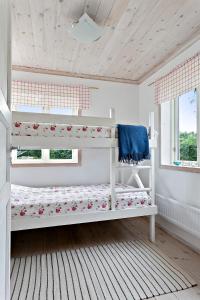 Tempat tidur susun dalam kamar di Villa Tjurpannan Grebbestad