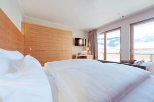 Una cama o camas en una habitación de Mats Lech Alpenquartier