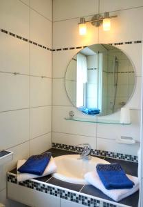 a bathroom with a sink and a mirror at Ferienwohnungen Keiß - Hörnerbergbahnen Sommer kostenfrei in Fischen