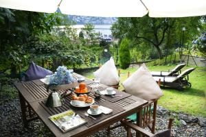 drewniany stół z jedzeniem na górze w obiekcie luxury villa in como lake w Como