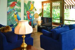 salon z niebieskimi kanapami i stołem z lampką w obiekcie luxury villa in como lake w Como