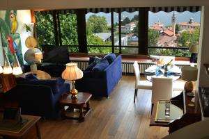 salon z niebieskimi meblami i dużym oknem w obiekcie luxury villa in como lake w Como