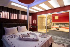 Säng eller sängar i ett rum på Fortunella Suites
