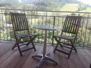 A balcony or terrace at SonnenChalet Werfenweng