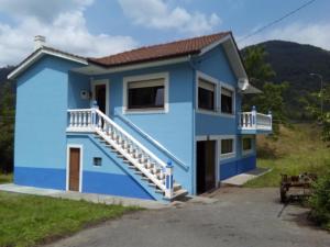 ein blaues Haus mit einer Treppe davor in der Unterkunft Casa Entremolin in Belmonte de Miranda + 5 Fotos