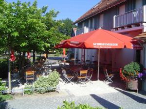 Un restaurant u otro lugar para comer en Hotel Wirtshaus Krone