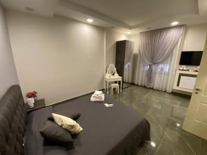A television and/or entertainment centre at Porto Rooms & Suite Még 37 kép
