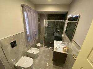 A bathroom at Porto Rooms & Suite