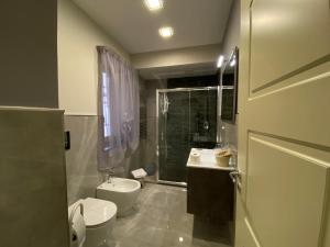 A bathroom at Porto Rooms & Suite