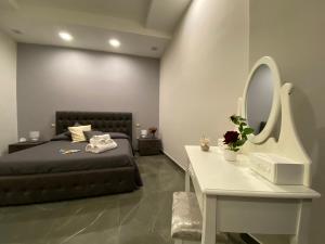 A seating area at Porto Rooms & Suite