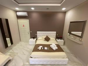 A bed or beds in a room at Porto Rooms & Suite