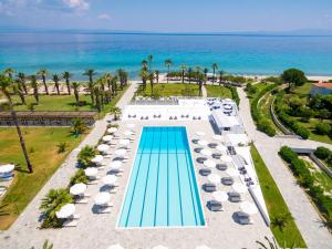 Výhled na bazén z ubytování Kassandra Palace Seaside Resort nebo okolí