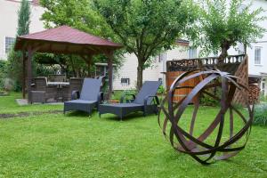 Zahrada ubytování Gasthof Hametner mit Innviertlerhof mit direktem Zugang zur Therme Mediterrana durch unseren Garten!