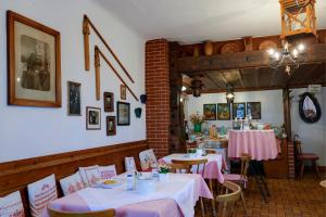 Restaurace v ubytování Gasthof Hametner mit Innviertlerhof mit direktem Zugang zur Therme Mediterrana durch unseren Garten!