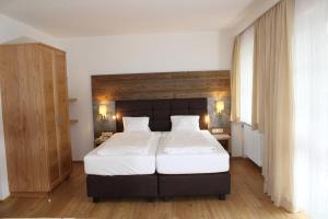 Postel nebo postele na pokoji v ubytování Hotel Rauscher - Das Naturteichparadies
