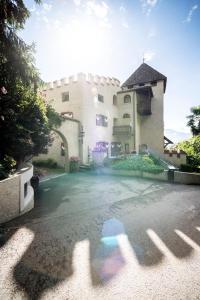 una casa con piscina frente a ella en Schloss Plars wine & suites, en Lagundo