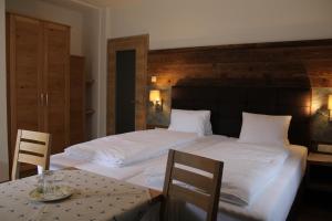 Postel nebo postele na pokoji v ubytování Hotel Rauscher - Das Naturteichparadies