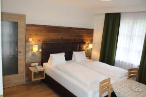 Postel nebo postele na pokoji v ubytování Hotel Rauscher - Das Naturteichparadies