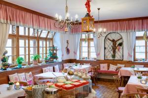 Nápoje v ubytování Gasthof Hametner mit Innviertlerhof mit direktem Zugang zur Therme Mediterrana durch unseren Garten!