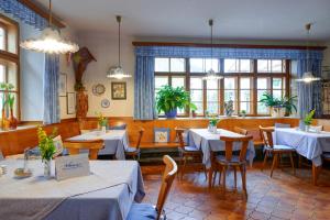 Restaurace v ubytování Gasthof Hametner mit Innviertlerhof mit direktem Zugang zur Therme Mediterrana durch unseren Garten!