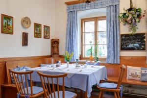 Restaurace v ubytování Gasthof Hametner mit Innviertlerhof mit direktem Zugang zur Therme Mediterrana durch unseren Garten!