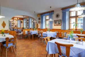 Restaurace v ubytování Gasthof Hametner mit Innviertlerhof mit direktem Zugang zur Therme Mediterrana durch unseren Garten!