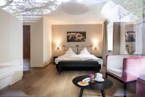 Un pat sau paturi într-o cameră la Schloss Plars wine & suites