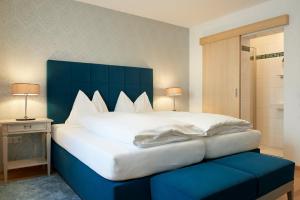 Postel nebo postele na pokoji v ubytování Gasthof Hametner mit Innviertlerhof mit direktem Zugang zur Therme Mediterrana durch unseren Garten!