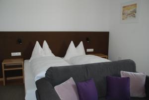 En eller flere senge i et værelse på Haus Anna B&B
