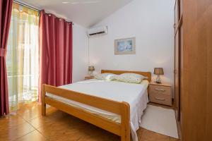 Ліжко або ліжка в номері Apartman, studio and room Kata