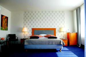 Letto o letti in una camera di Hotel Dvůr