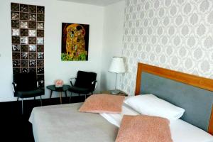 Letto o letti in una camera di Hotel Dvůr
