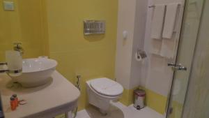 A bathroom at Bendita Mare Aparthotel