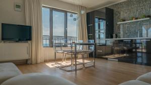 A television and/or entertainment centre at Bendita Mare Aparthotel