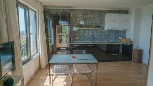 A kitchen or kitchenette at Bendita Mare Aparthotel