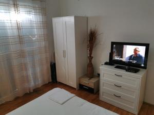 1 dormitorio con TV en la parte superior de un tocador en Apartment Miljenko Tomic 2, en Supetar