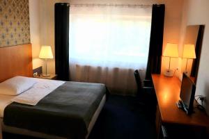 Letto o letti in una camera di Hotel Dvůr