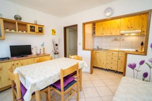 Kuchyň nebo kuchyňský kout v ubytování Apartment Nives