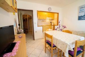 Kuchyň nebo kuchyňský kout v ubytování Apartment Nives