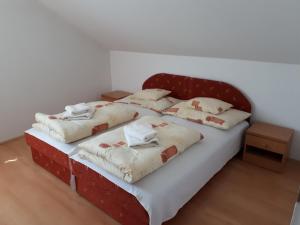 Postel nebo postele na pokoji v ubytování Bianka Apartmanház